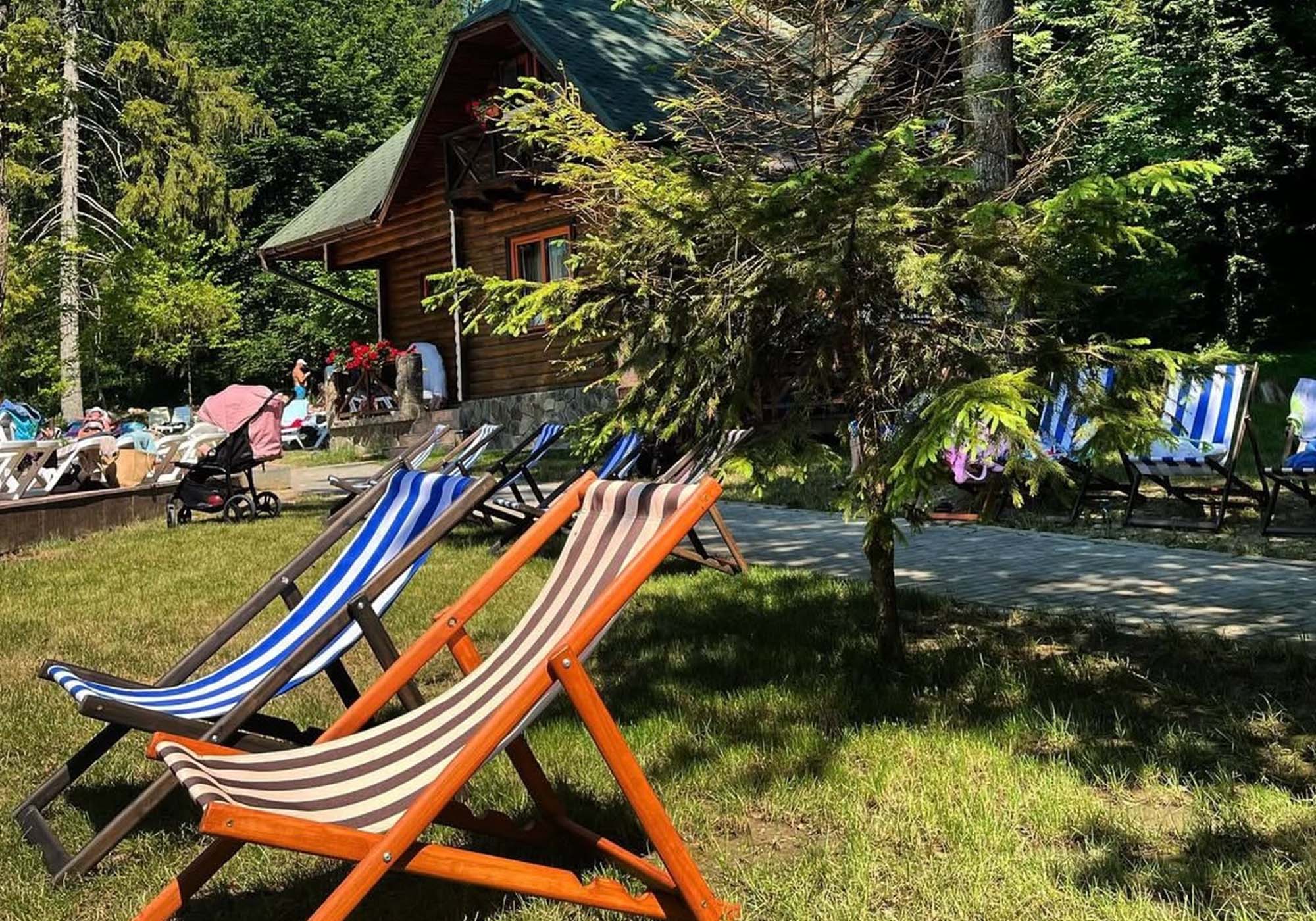 Мангальна зона з дерев’яною альтанкою в лісі на території Solotvyno Resort — ідеальне місце для шашликів і відпочинку на природі