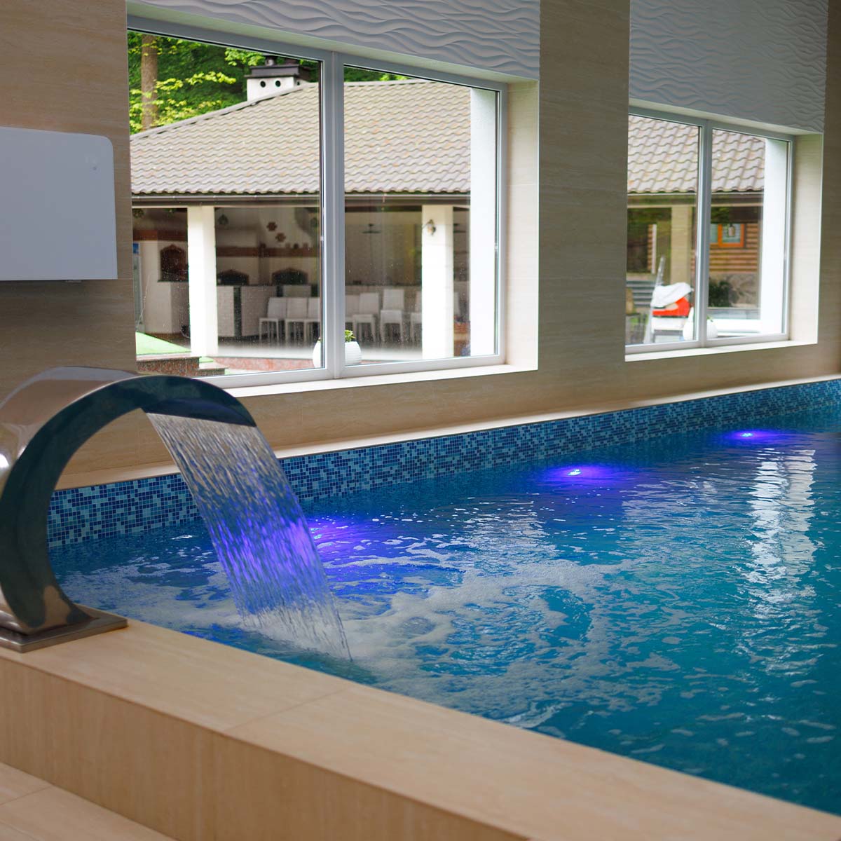 Критий басейн з водоспадом та великими вікнами в Solotvyno Resort