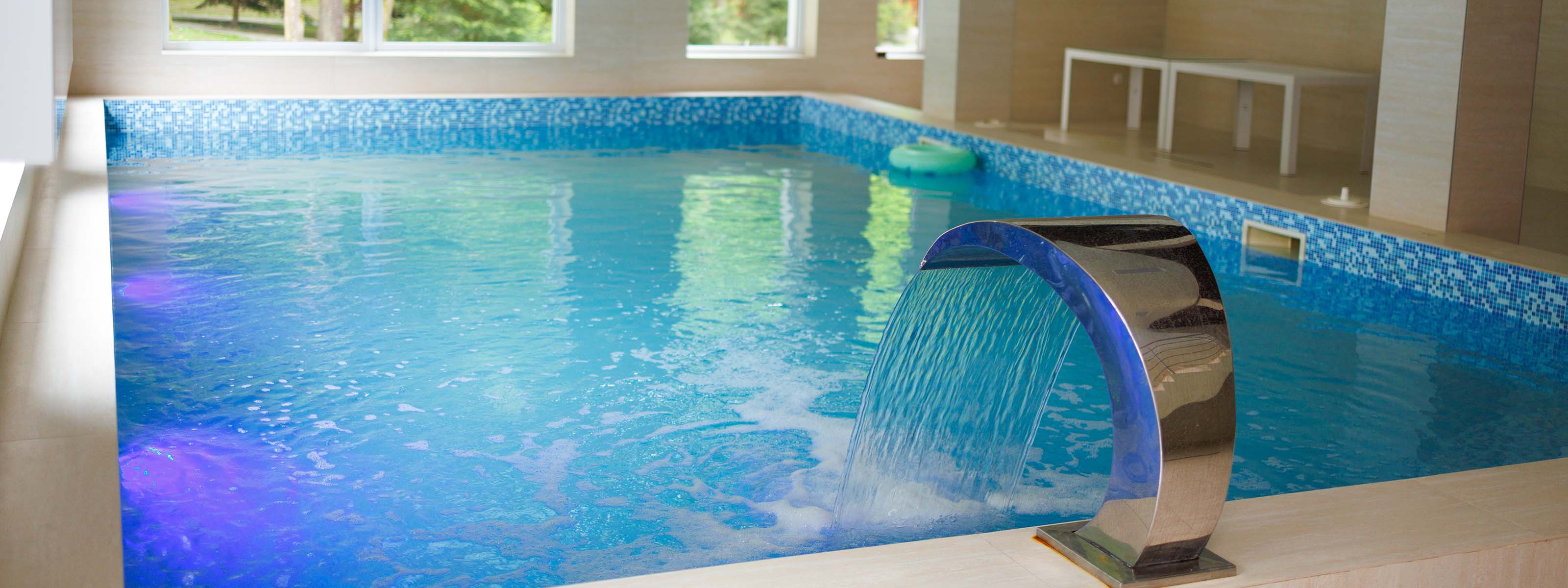 Басейн з високою стелею, годинником та панорамними вікнами на курорті Solotvyno Resort