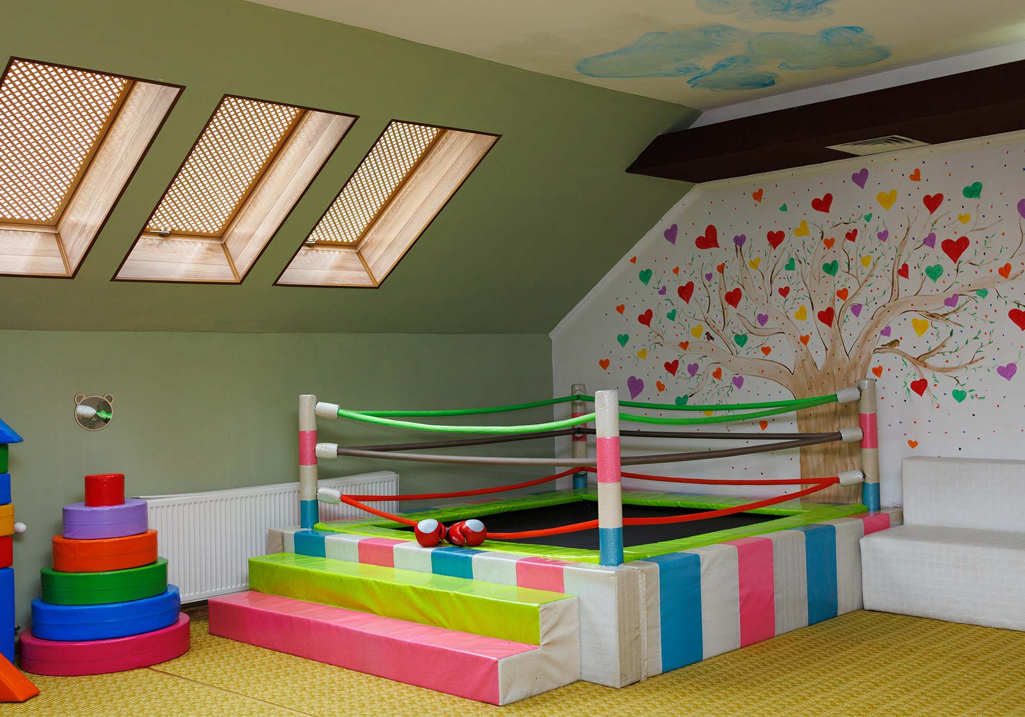 Яскравий дитячий ринг-батут з боксерськими рукавичками в ігровій кімнаті Solotvyno Resort