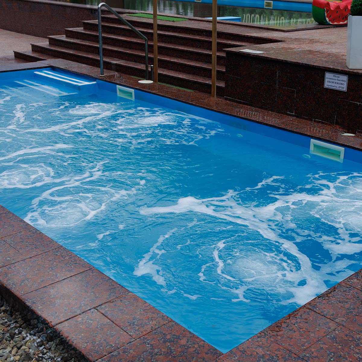 Вуличне джакузі з теплою водою та гідромасажем біля сходів у Solotvyno Resort