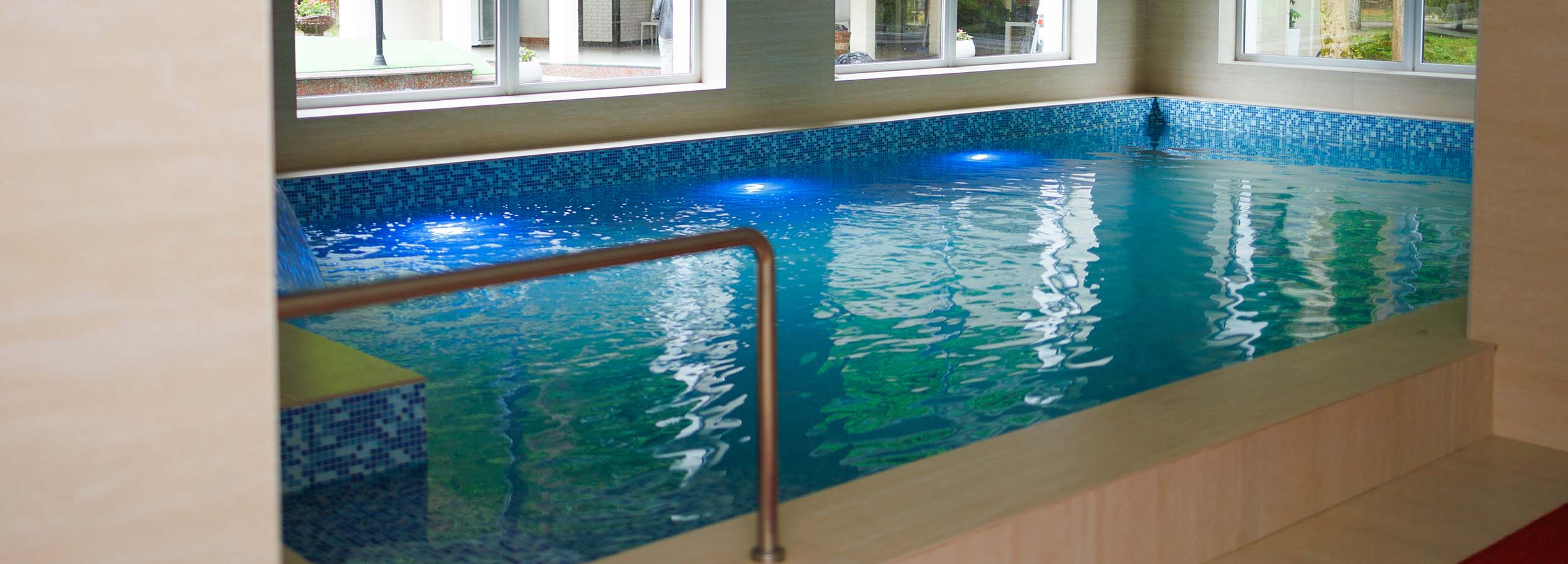 Критий басейн із мозаїчною плиткою та синьою підсвіткою в Solotvyno Resort