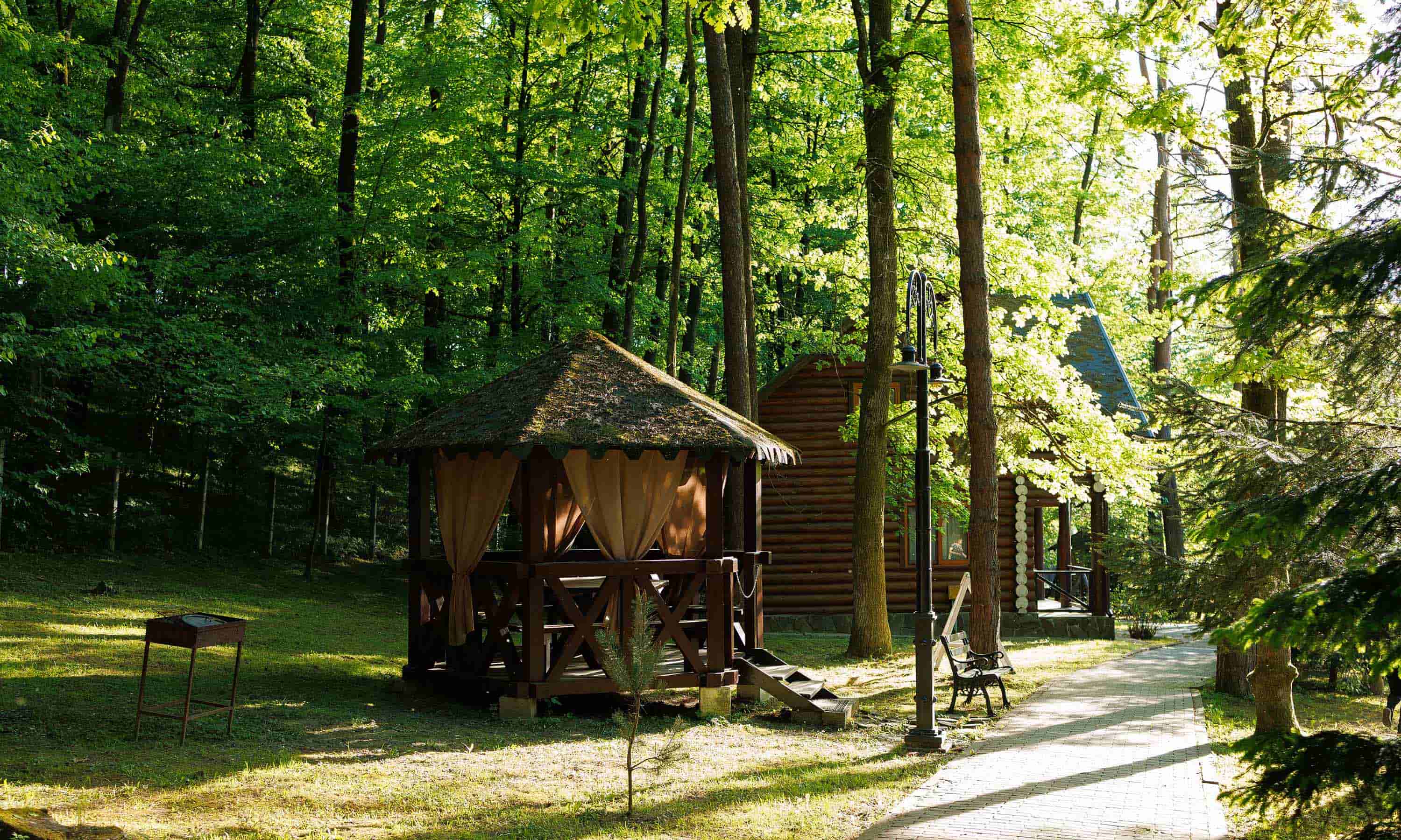 Дерев’яна альтанка в лісі на території Solotvyno Resort, ідеальне місце для відпочинку